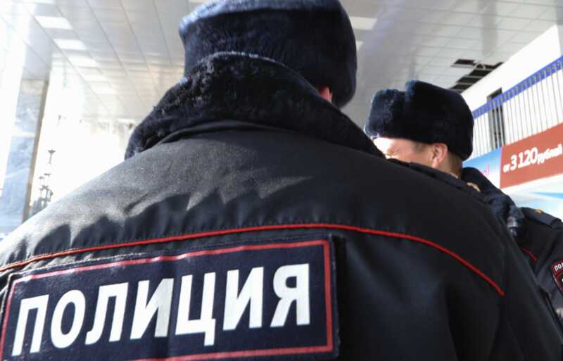 В Сургуте вор-рецидивист сбежал от конвоиров через окно полицейского авто