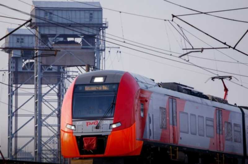 В Подмосковье электричка с людьми сошла с рельсов