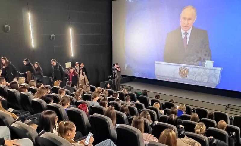 В кинотеатре Уфы во время показа послания дежурят полицейские и спасатели