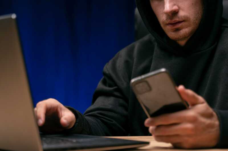 Россиянин решил заработать на интимной переписке и отправился в колонию на девять лет