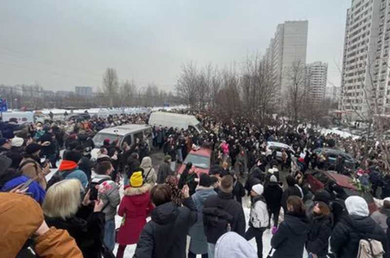 К Борисовскому кладбищу, где проходят похороны Алексея Навального, прибыло подкрепление полиции
