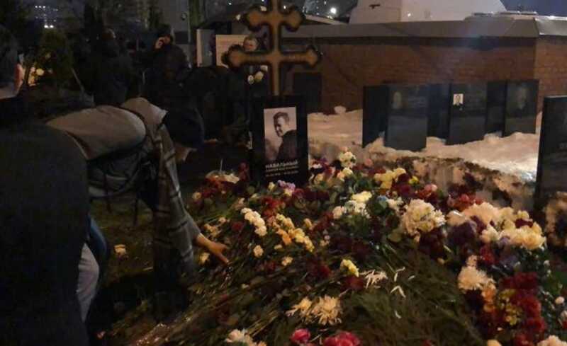 На Борисовском кладбище продолжается прощание с Алексеем Навальным