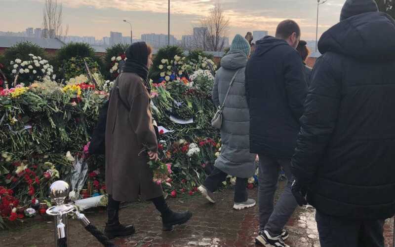 К могиле Алексея Навального на Борисовском кладбище вновь выстроилась очередь