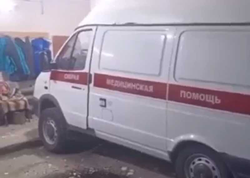 В Качканаре обрушившийся гараж раздавил две машины скорой помощи