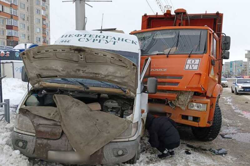 В Сургуте мусоровоз влетел в маршрутку