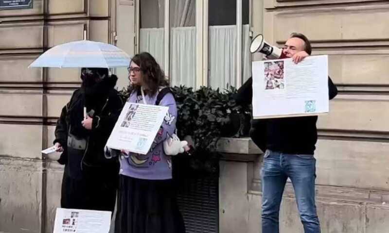 В Париже около посольства Китая проходят пикеты