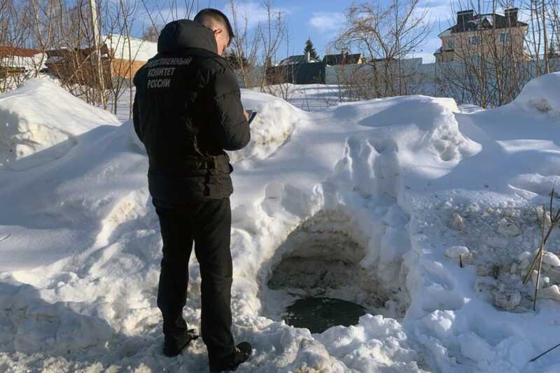 В Татарстане двое детей провалились в колодец на глазах у матери