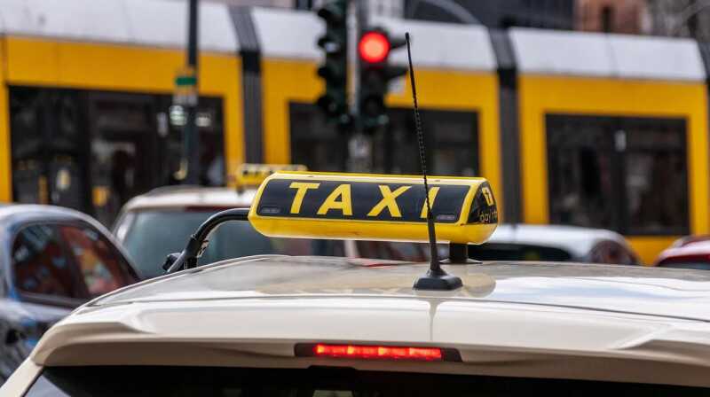 В Чите таксист отвез пассажирку в лес и домогался