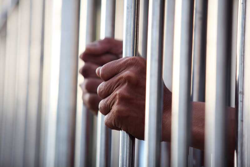 Мужчина сбежал из-под стражи, поменявшись удостоверением личности с другим заключенным