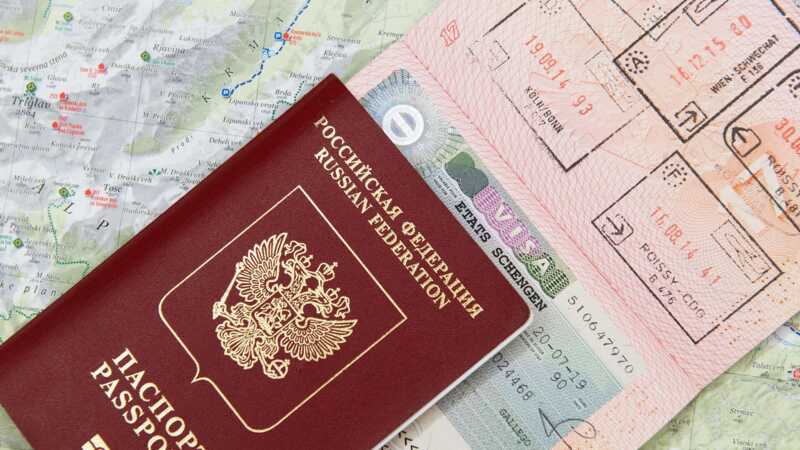 Высокопоставленным российским чиновникам в отставке ограничат выезд за границу