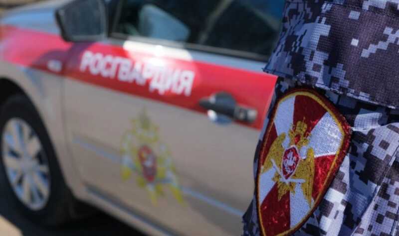 Россиянка устроила потасовку из-за ревности и чуть не отобрала автомат у сотрудника Росгвардии