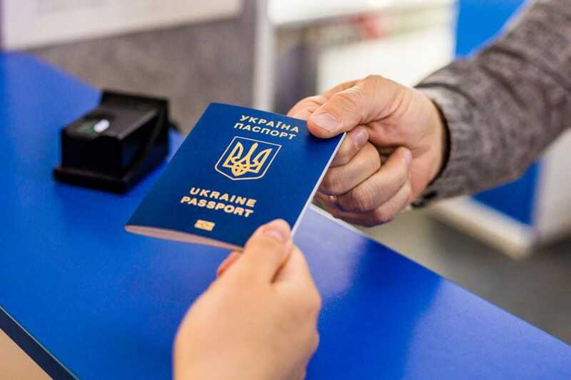 Россияне начали массово скупать украинские паспорта на черном рынке