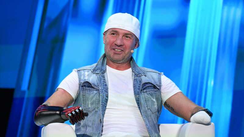 Роман Костомаров рассказал, как впервые встал на коньки после череды ампутаций