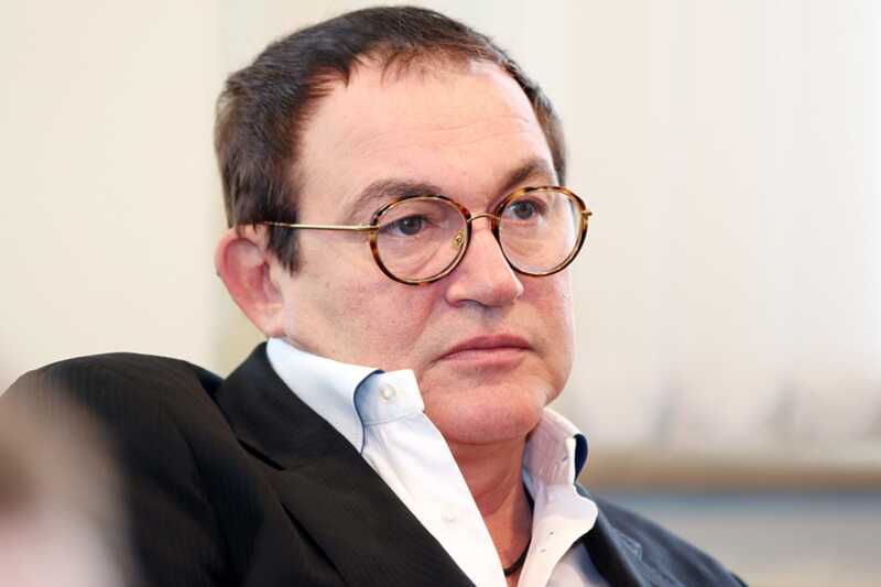 "Дед и внучка": пенсионер Дибров с молодой женой оконфузились при детях
