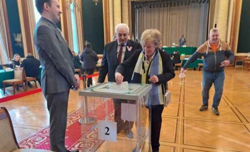 В Берлине проголосовала супруга посла России