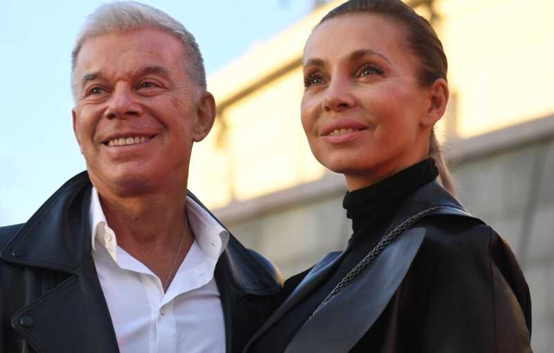 55-летняя жена Газманова в шортиках показала обвисшие дары природы