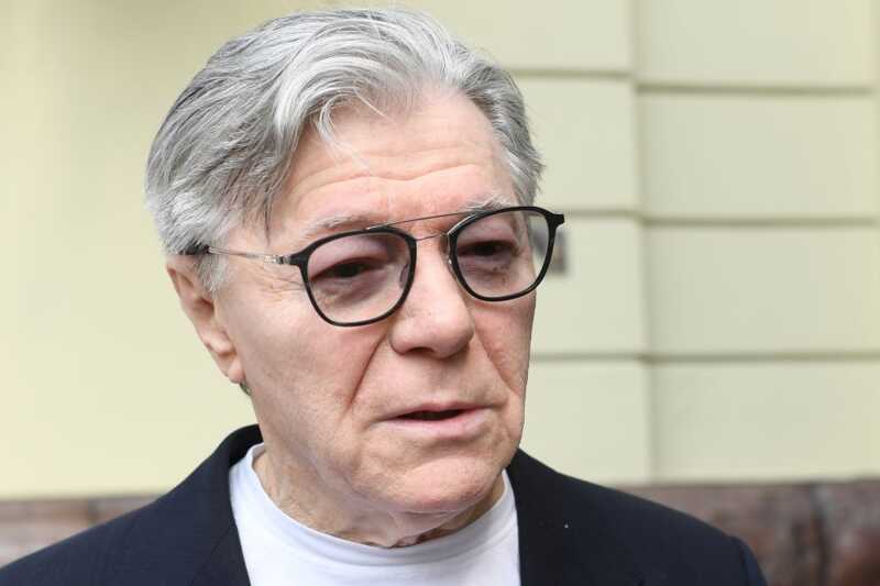 85-летний Александр Збруев отмечает долгожданное пополнение в семье