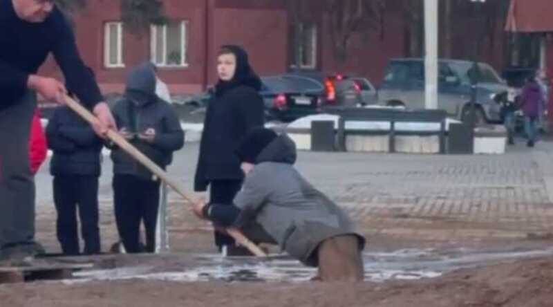 В Солнечногорске двое детей застряли в трясине