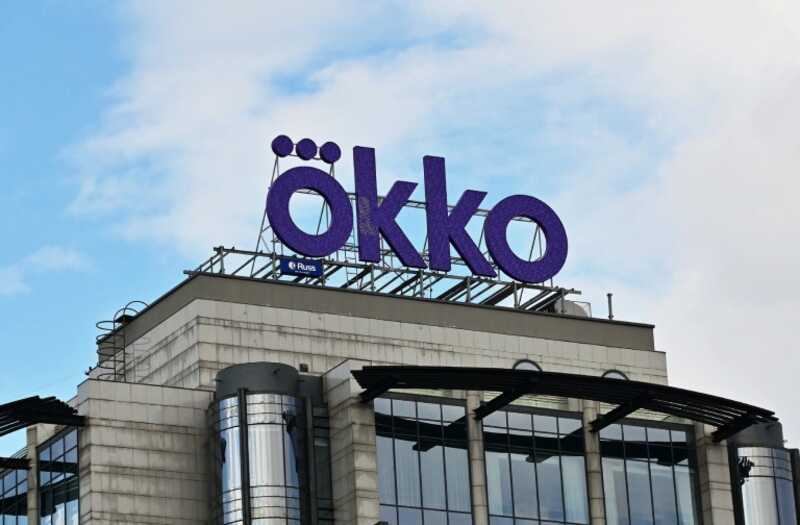 Okko оштрафовали за поглаживание руки