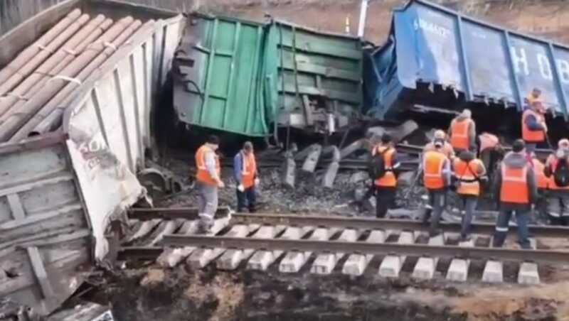 Под Дмитровом Московской области 10 вагонов товарняка сошли с рельс