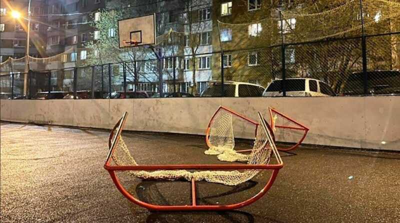 Футбольные ворота рухнули на трехлетнего ребенка в Канске. Его госпитализировали с переломами