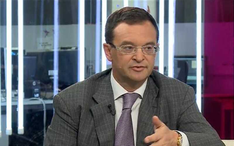 Петр Макаренко посмотрит телеспорт на диване