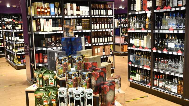 В российских розничных сетях почти закончились запасы рома Bacardi и водки Grey Goose