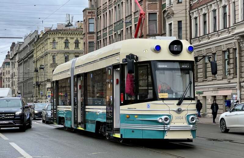 В Петербурге «умный трамвай» въехал в толпу пешеходов