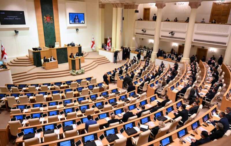 В грузинском парламенте между депутатами произошла драка