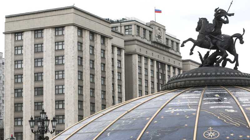 Клерк МФЦ продавала работу в Думе