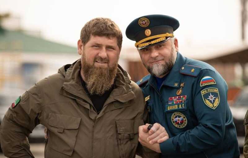 Глава МЧС Алихан Цакаев пообещал задержавшим его полицейским "поставить всех на колени"