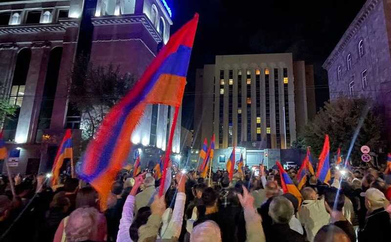 Протестующие в Армении пытаются перекрыть дорогу к КПП на границе с Грузией