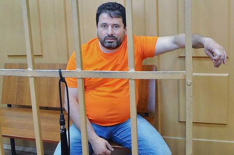 Попытка обмануть самого известного решальщика страны, адвоката Дениса Шапиро (Дионисий Золотов) закончилась плачевно