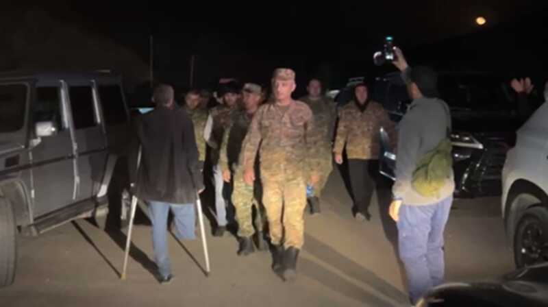 К протестующим в Армении присоединились военные-контрактники