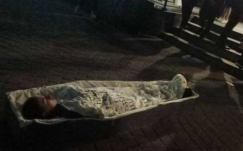 Необычный протест: девушка в гробу возле театра шокировала горожан
