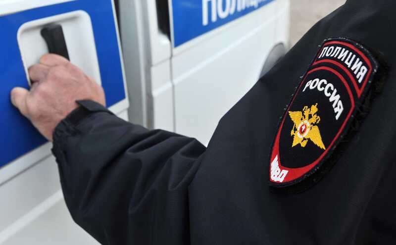 В Петербурге голая девушка спрыгнула с моста, пытаясь уйти от полицейской погони
