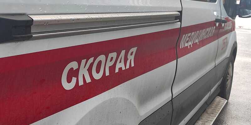 В центре Петербурга на девушку упал кусок лепнины, отколовшийся от фасада дома