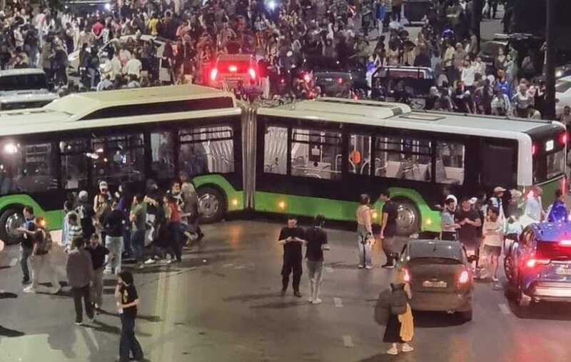 Митингующие в Тбилиси перекрыли дорогу возле Минюста