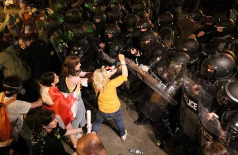 Шесть полицейских пострадали при разгоне митинга в Тбилиси