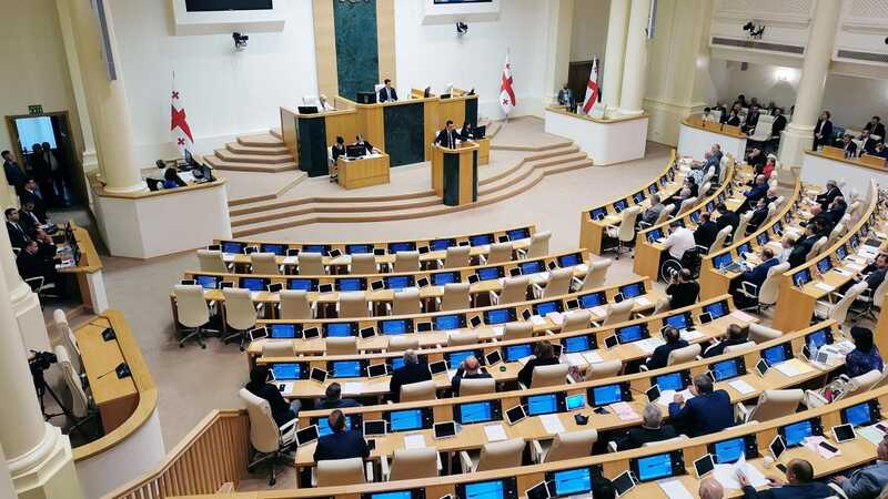 Протесты и избитые депутаты: парламент Грузии продолжает работу над законопроектом об "иноагентах"