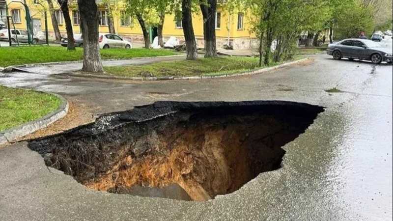 В Челябинске из-за подмыва грунта провалился асфальт