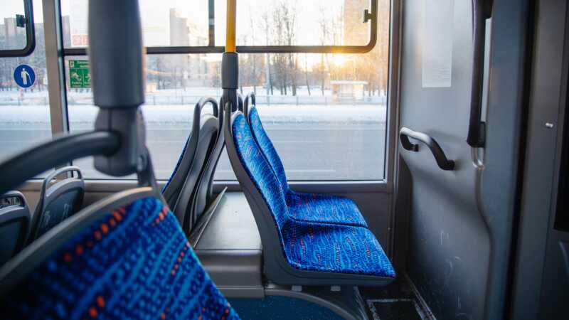 В Петербурге ребенок в коляске пострадал при резком торможении автобуса