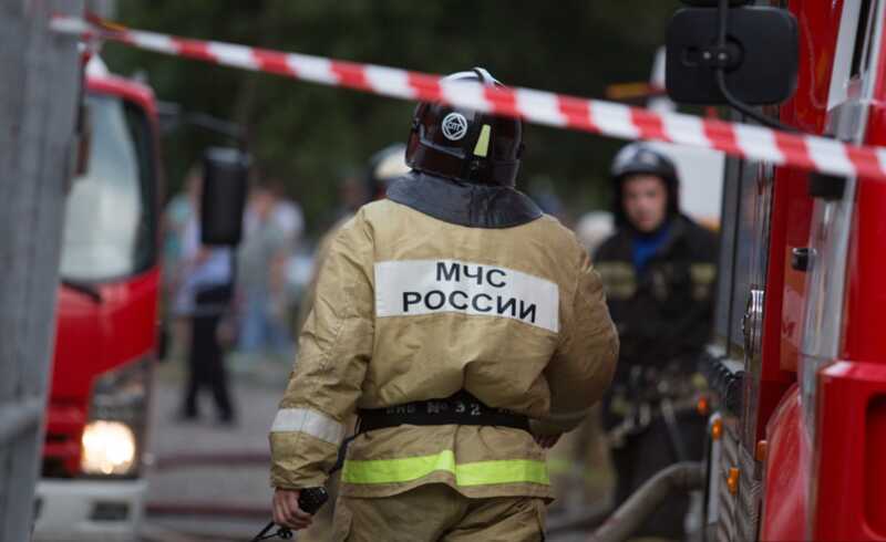 На востоке Москвы в горящем здании завода обрушилась кровля