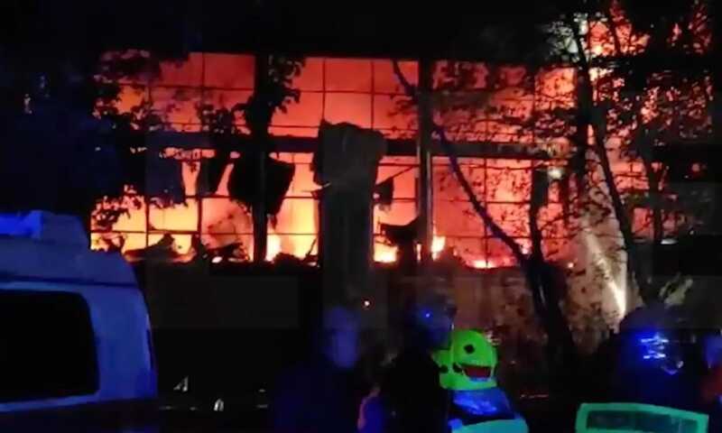Пожарный получил травмы во время тушения возгорания в производственном цеху в Москве