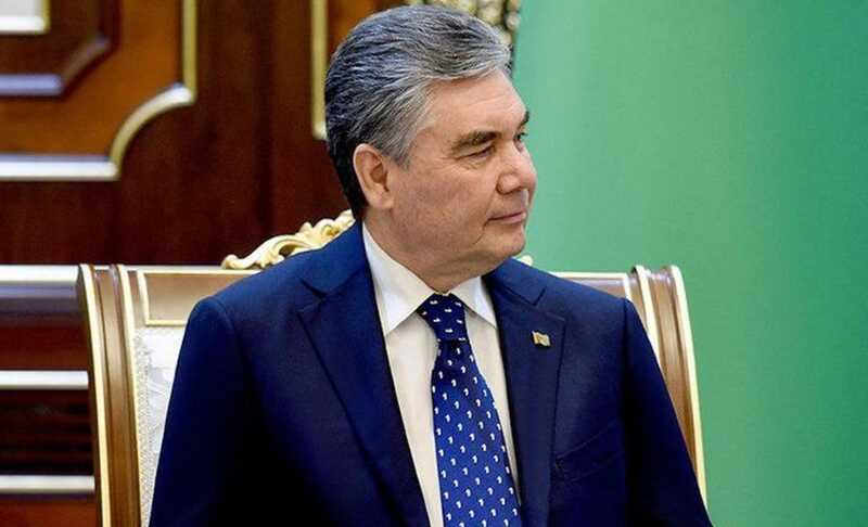 В Туркменистане чиновников обязали покупать часы с изображением президента Бердымухамедова