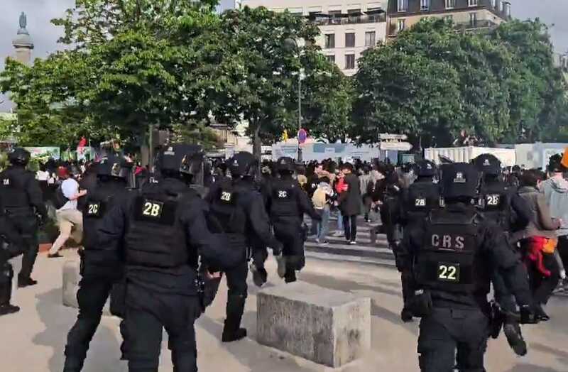 Студенты в Париже выходят на митинг в поддержку Палестины