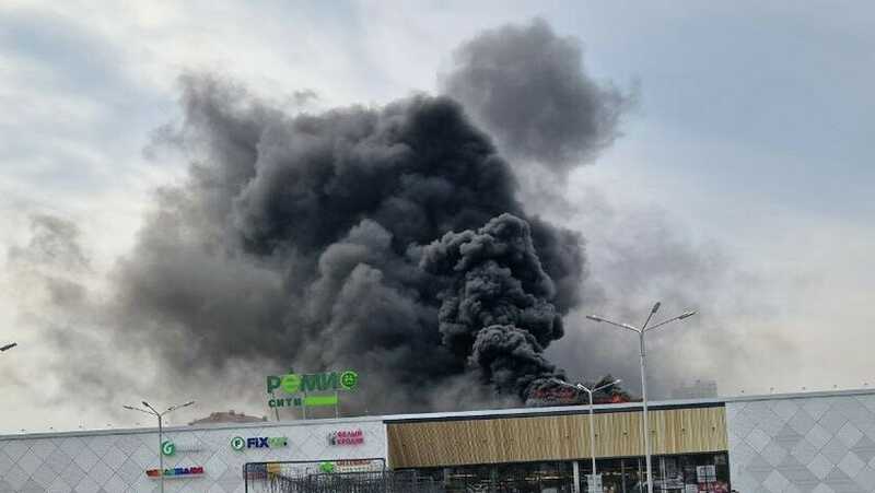 В торговом центре "Ремисити" в Хабаровске начался пожар