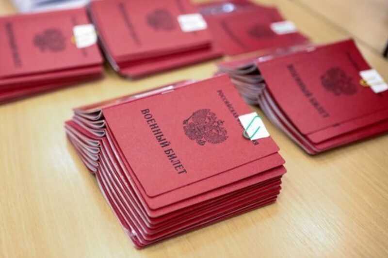 Жителей Омска все еще пытаются зазывать на войну