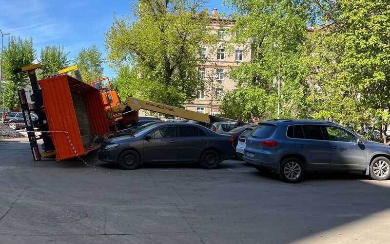 На юге Москвы грузовик свалился на автомобили