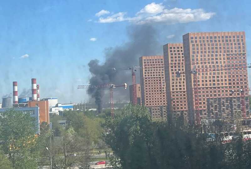 В автосервисе на юге Москвы вспыхнул сильный пожар